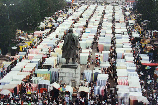 14 ностальгических фото Москвы 1998 года, когда бахнул дефолт
