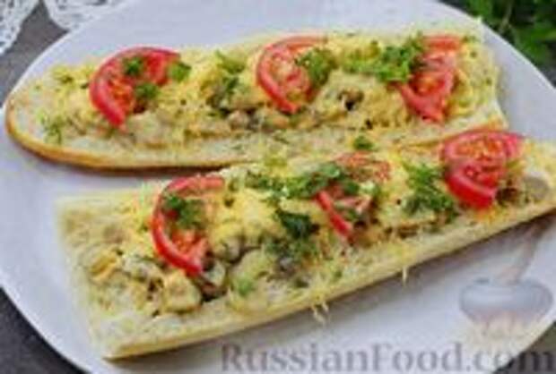 Фото к рецепту: Багет, фаршированный курицей и грибами (в духовке)