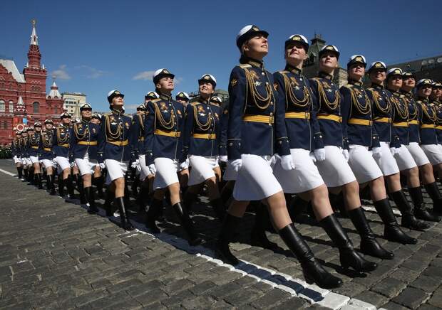Иностранцы о марширующих русских девушках в военной форме