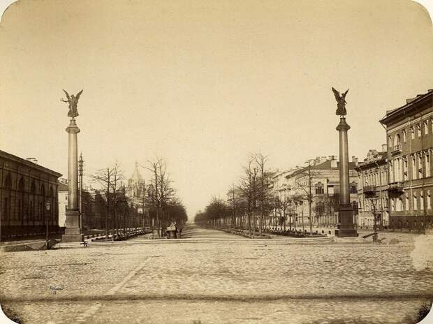 1860-е.  Колонны славы на Конногвардейском бульваре