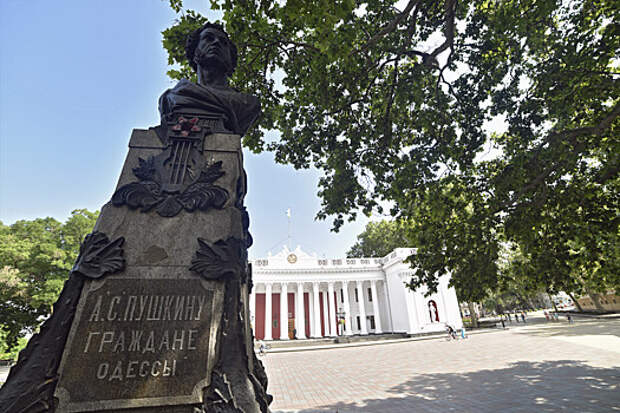 В Одессе художник облил краской памятник Пушкину