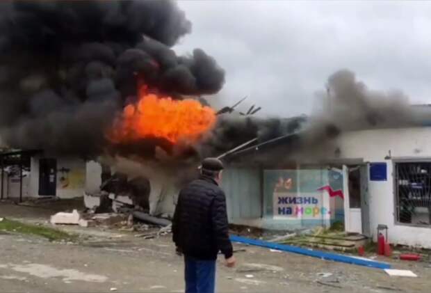 В Геленджике взорвался магазин: огонь охватил почти все здание