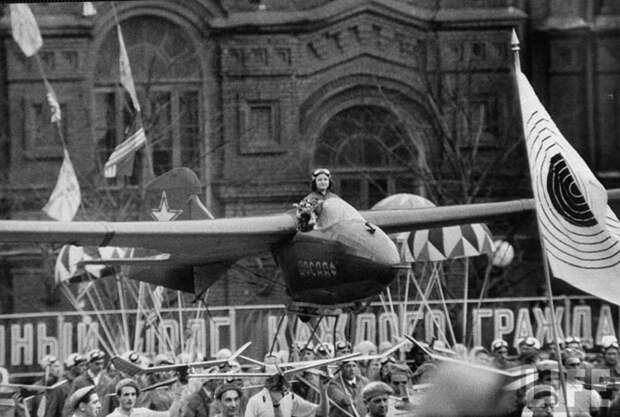 Как проходили майские праздники в Москве в 1958 году (24 фото)