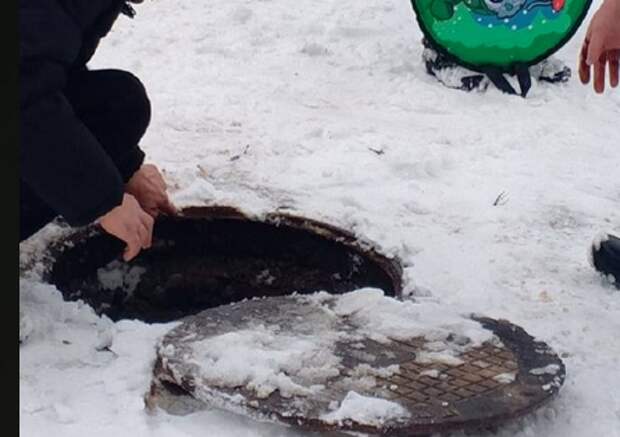 В Щекино Тульской области ребенок провалился в канализацию