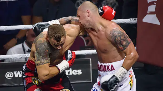 Удар локтем, нокдаун после гонга и поданный протест: полуфинал Всемирной боксёрской суперсерии завершился скандалом