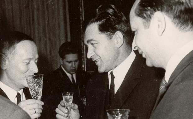 На фото: разведчик-радист Е.Пронский (второй справа) поддерживал спецрадиосвязь Гаваны с Москвой во время Карибского кризиса.