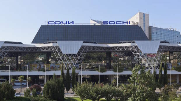 В аэропорту Сочи задержано более 90 рейсов на прилет и вылет