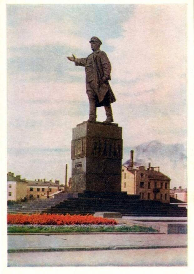 Монумент установлен в 1938 году в центре Кировской площади.