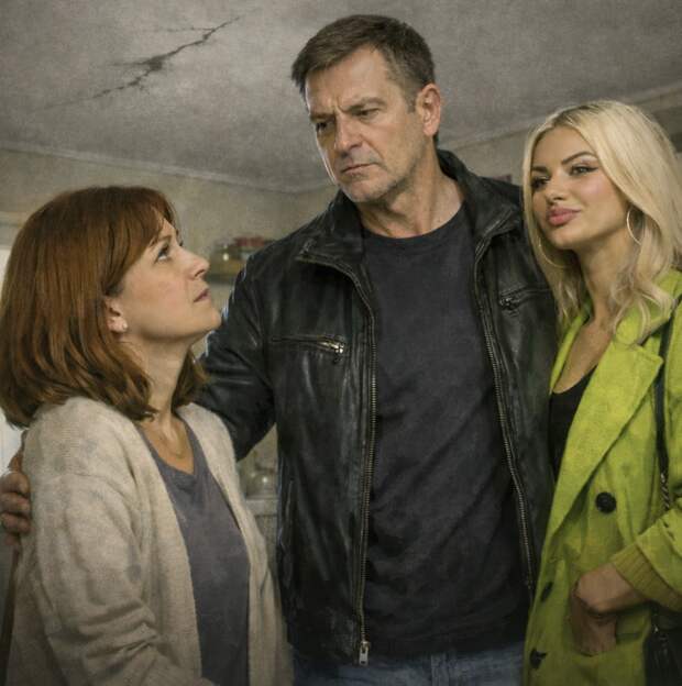 Бывший супруг явился с новой пассией и отвёл мне час, чтобы я собрала свои вещи, а я пригласила его в комнату и предъявила один документ.