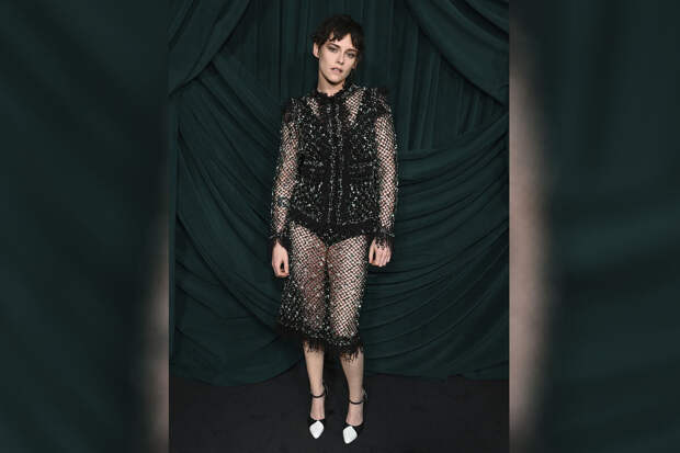 Актриса Кристен Стюарт снялась в сетчатой прозрачной юбке