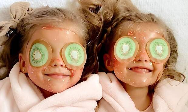 «Горячо-холодно», «Салон красоты» и «Доктор»: 10 ленивых игр для уставших родителей