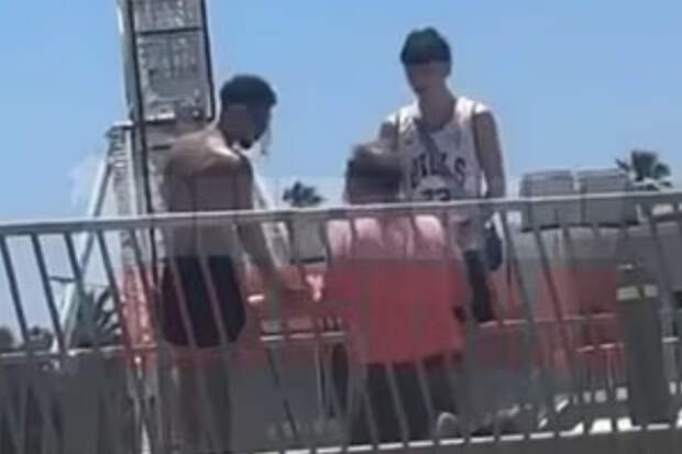 Трое парней избили туриста в Австралии на глазах прохожих и попали на видео