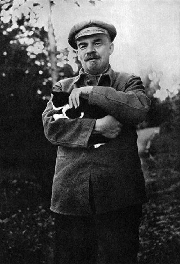 В.И.Ленин на прогулке в Горках, август-сентябрь 1922 года.