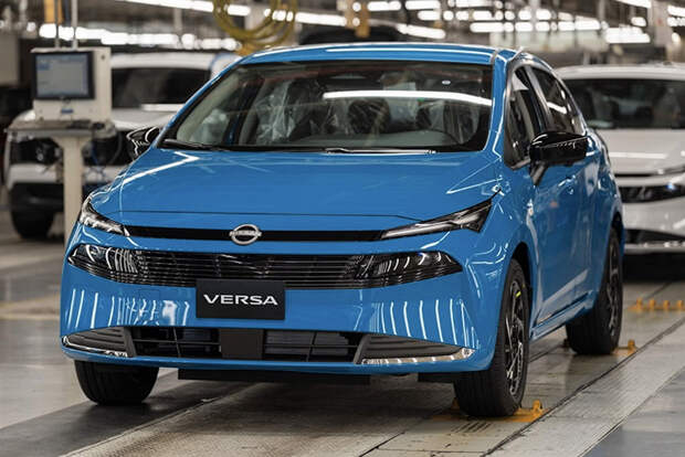 Nissan обновил самый доступный седан: Versa 2026 получила Bose в подголовниках и «простую» 1,6‑литра