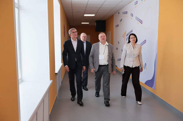 Дмитрий Миляев осмотрел отремонтированную школу и новый остановочный пункт в Куркино