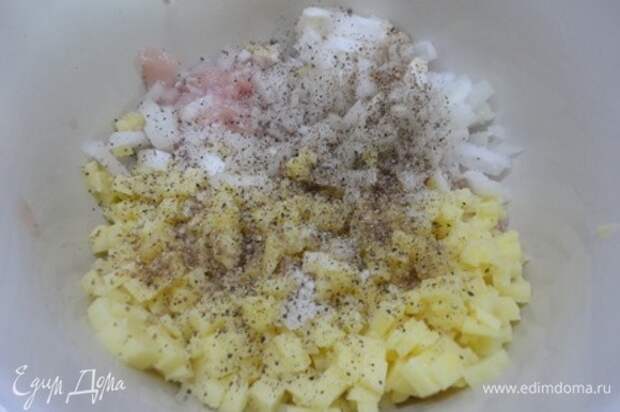 Приготовим начинку. Я предпочитаю в этом рецепте филе курицы нарезать ножом на мелкие кубики, а не пропускать через мясорубку. Также мелко нарезает картофель (среднего размера) и луковицу (крупную). Солим, перчим, добавляем кориандр.