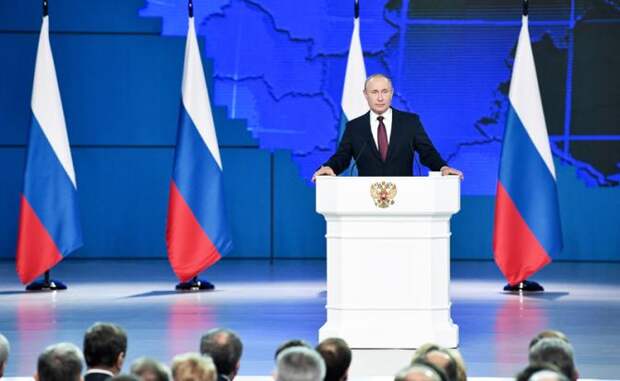На фото: президент РФ Владимир Путин (в центре) во время выступления с ежегодным посланием к Федеральному Собранию РФ в Гостином дворе