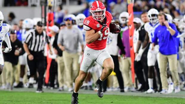 Brock Bowers runs with the ball during a game against Kentucky.