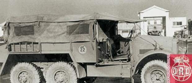 Артиллерийский тягач Morris-Commercial CDSW был оснащен открытой кабиной...