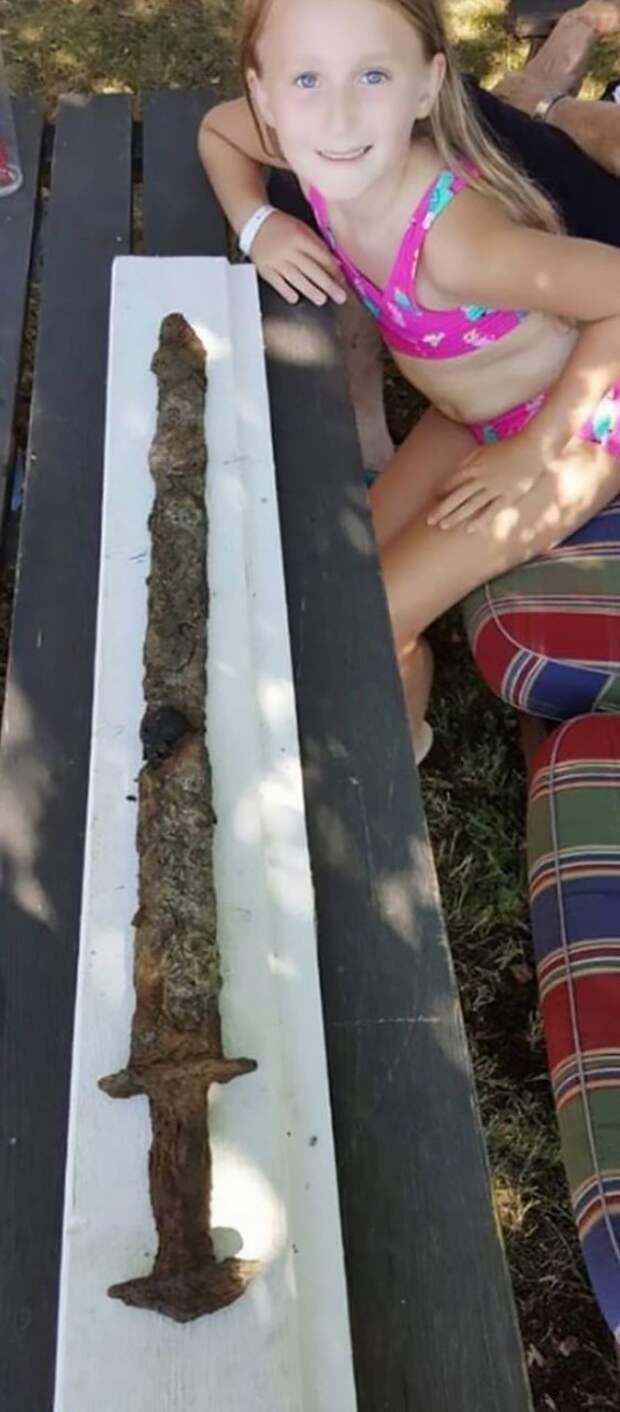 7. Скандинавский меч, которому 1500 лет, найден 8-летней девочкой в озере Неожиданная находка, интересные вещи, интересные находки, находки, находки и открытия, не ждали, случайно