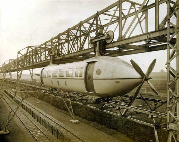 Шотландский изобретатель Джордж Бенни начал разрабатывать гибрид самолета и поезда еще в 1921 году. Восемь лет спустя он смог создать первый прототип - «самолет на рельсах». К сожалению изобретение популярность не приобрело вагоны, железнодорожные, изобретения, поезда, рельсы, факты, фантазии
