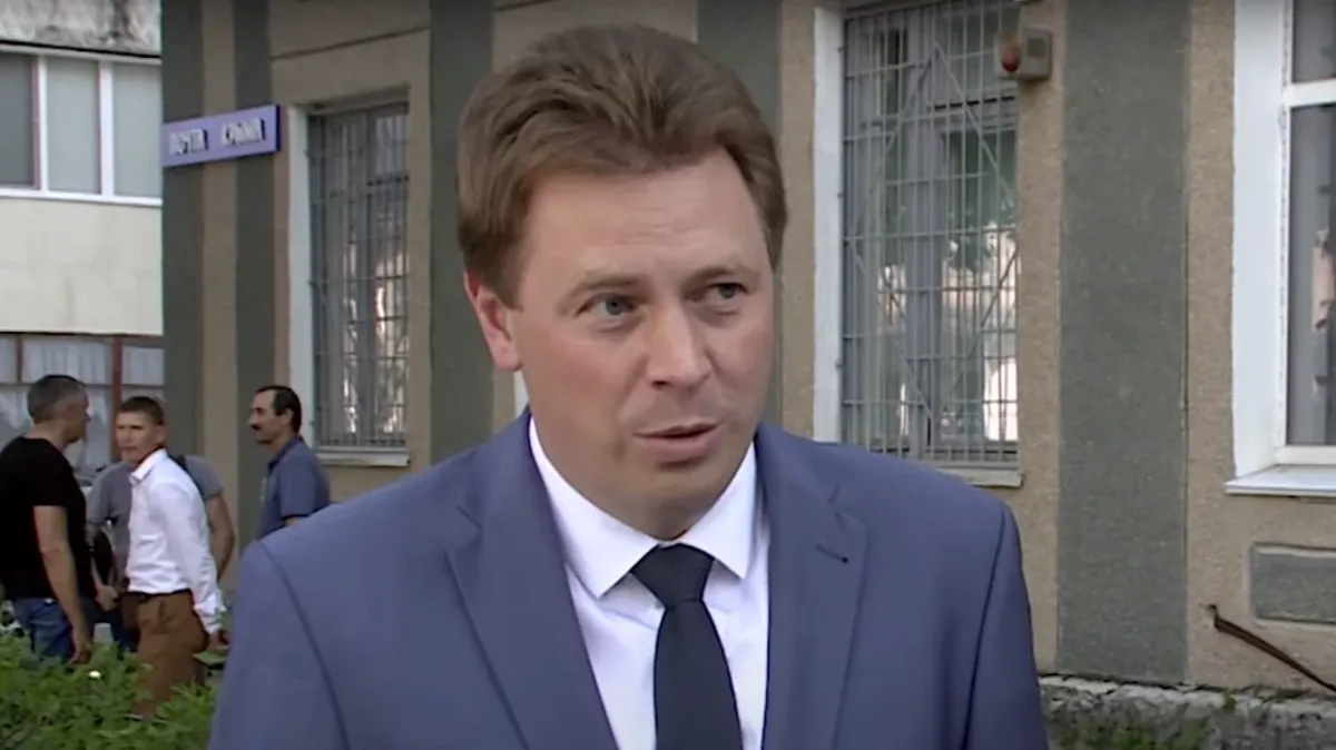 Громкий скандал разразился в Англии. Предателя России в чиновничьем кресле арестовали в его доме. Бывший руководитель Севастополя был задержан и призван к ответу.