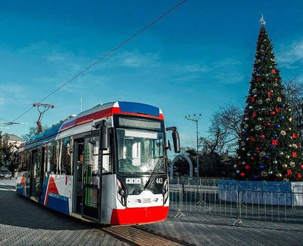 Прокатиться на новогоднем трамвайчике: в Евпатории зовут на необычную экскурсию