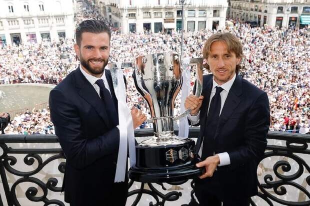 Игроки «Реала» получили трофей за победу в Ла Лиге