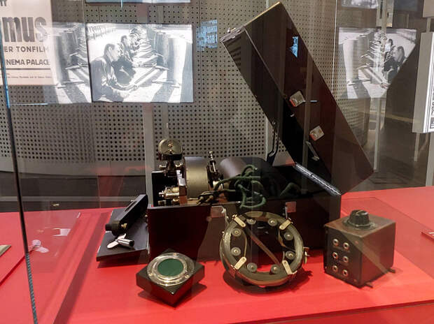 Первая в России «выставка‑фильм» о Дзиге Вертoве выстроена как бобина киноплёнки