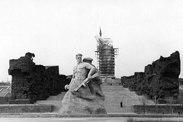 Во время строительства памятника-ансамбля «Героям Сталинградской битвы». Монумент «Стоять насмерть!» на фоне строящейся скульптуры «Родина-мать зовет!»