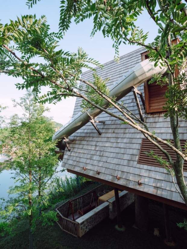 Горка-труба в считанные секунды доставит ребенка на открытую террасу (Guilin Lebei, Гуйлинь). | Фото: architectnews.tumblr.com.