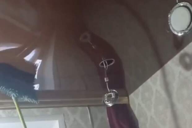 Жители дома в селе Донское уже три года живут с протекающей крышей