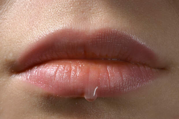 Косметолог назвали три неочевидные причины сухости губ