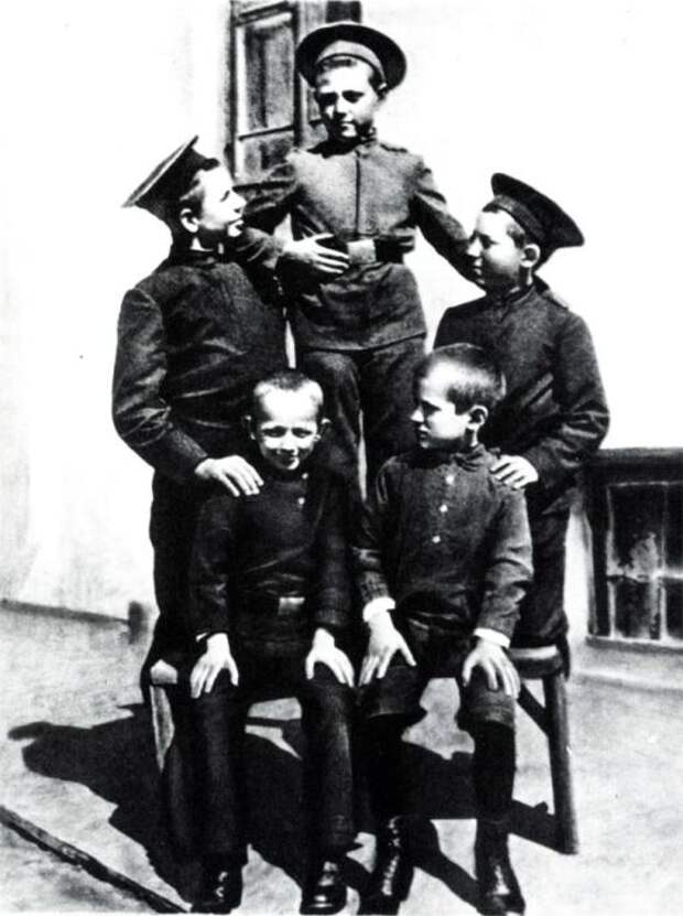 1915 год. Михаил Шолохов во время учебы в Богучарской гимназии (сидит слева)