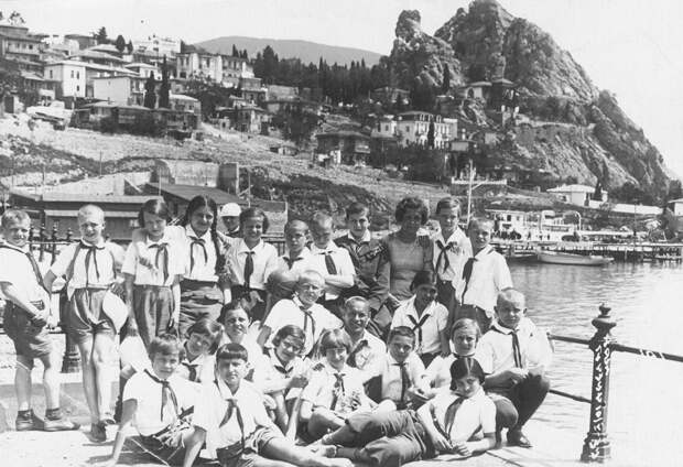 Группа пионеров из Украины на отдыхе в Артеке.СССР, Крым, Гурзуф; 1937, май. Картон, фотобумага, фотопечать; 9,2х13,8.jpg Группа пионеров из Украины на отдыхе в Артеке.СССР, Крым, Гурзуф; 1937, май. Картон, фотобумага, фотопечать; 9,2х13,8.jpg