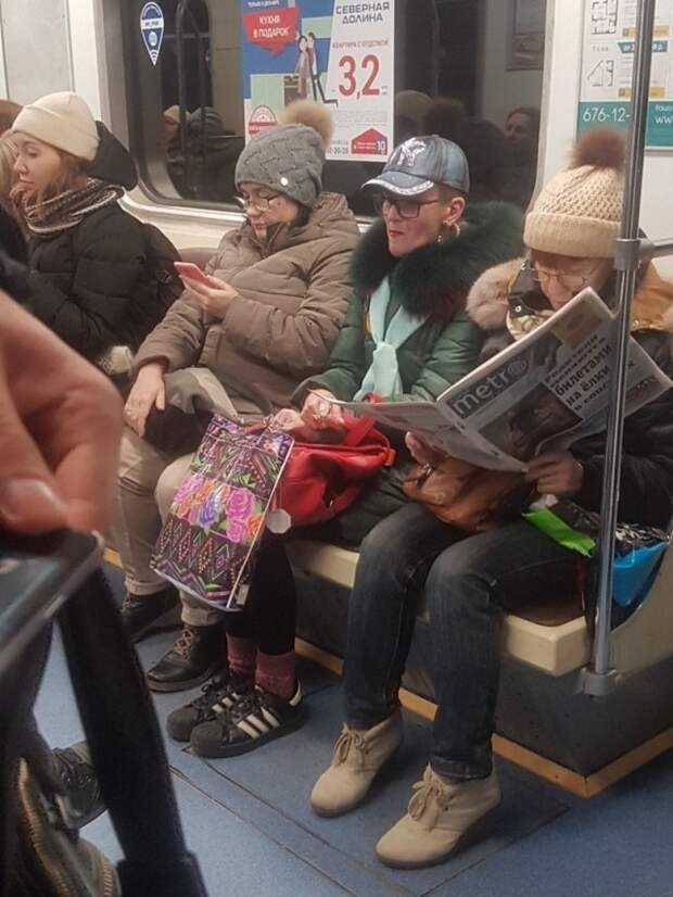 Модники и странные персонажи в метро
