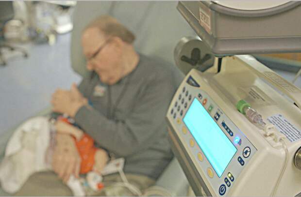 Чужой старик обнимал детей в реанимации и помогал им выжить