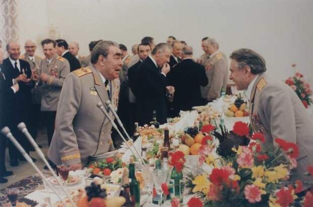 1978 г. Л.И. Брежнев и Н.А. Щелоков на приеме. / Фото: www.bidspirit.com