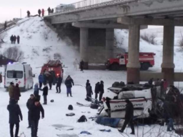 Частный автобус, упавший с моста в Забайкалье, перевозил туристов. Среди погибших - водитель