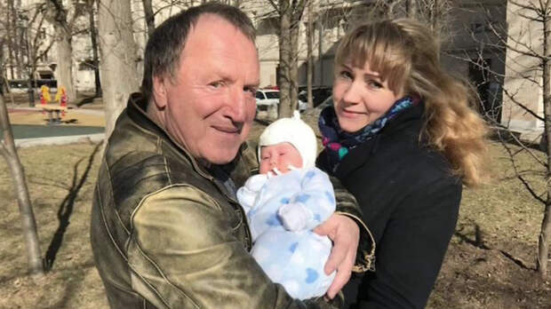 Звезды, внуки которых старше детей