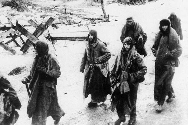 Немецкие солдаты на пути в плен, Сталинград, 1943 год