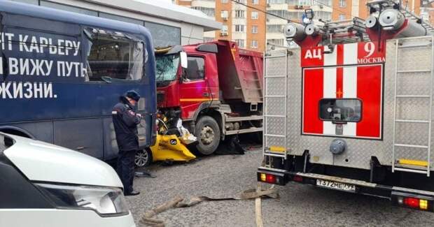 Авария дня. Страшное ДТП в Москве, грузовик смял такси с водителем и пассажиром внутри