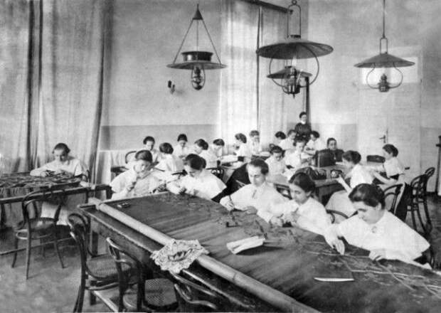 SФотографии Смольного института благородных девиц которые вас удивят