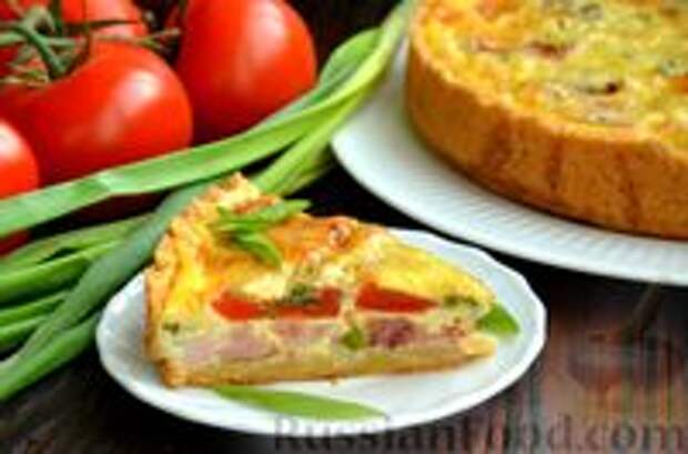 Фото к рецепту: Киш с копчёной курицей, помидорами, сыром и зеленью