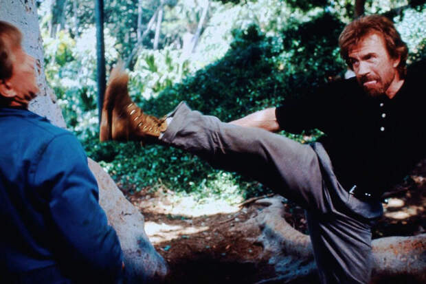 Семья Норриса призвала не верить сгенерированным роликам о болезни и семье актера