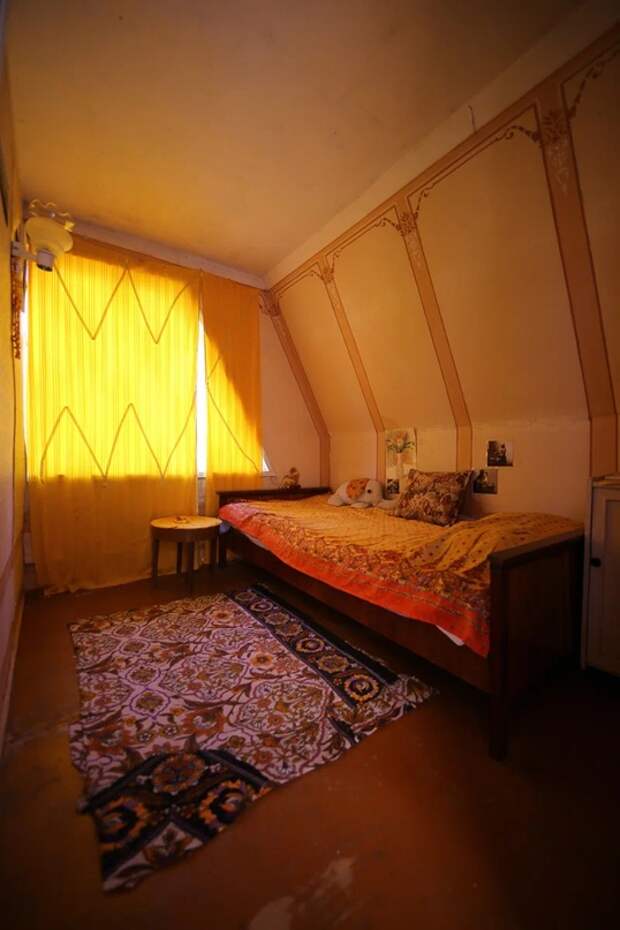Старая дача с разноцветными комнатами в Подмосковье