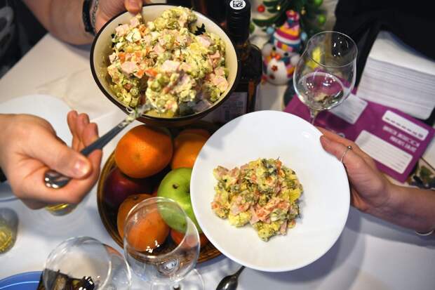 Россиянам назвали правила безопасного доедания блюд с новогоднего стола