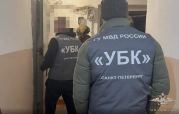 Оперативники санкт-петербургской полиции задержали во Владивостоке двоих подозреваемых в передаче абонентских номеров с нарушением требований законодательства Российской Федерации