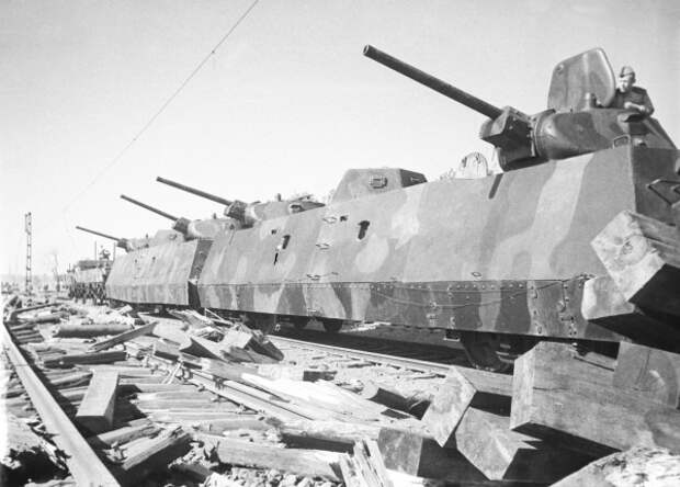 Великая Отечественная война. Бронепоезд Илья Муромец ведет бои за Варшаву