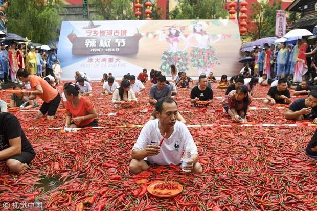 В Китае состоялись сумасшедшие соревнования по поеданию острого перца интересное, китай, острота, перец, прикол, соревнования, туризм